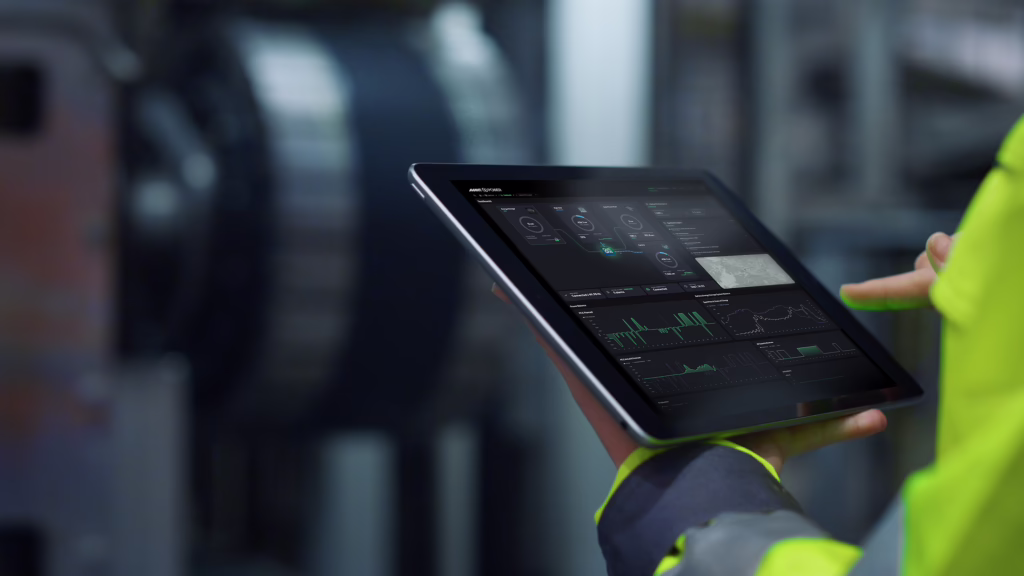 Työntekijä käyttämässä OptiGridin ohjelmistoa tabletilla